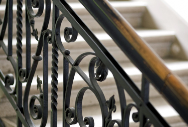 Tangga utama dengan pegangan besi tempa